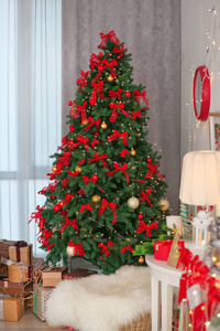 美丽的圣诞树，在明亮的房间