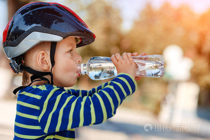 骑自行车的小男孩喝水