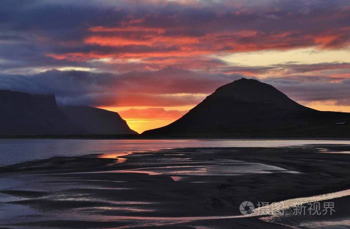 在westfjords的冰岛的夏天日落景色