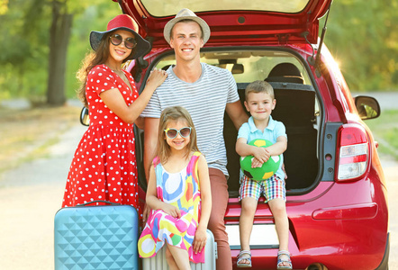 乡村车旁的幸福家庭图片