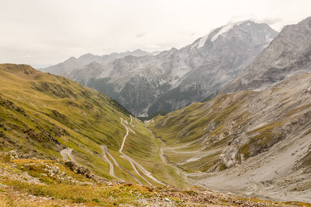 狭窄而曲折的道路，到 2757 m 高斯泰尔维奥通过在意大利的基地