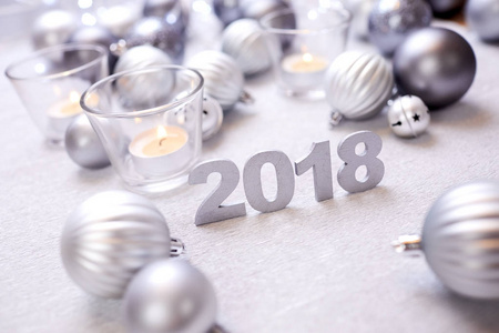 新年装饰数字2018与圣诞节银色球