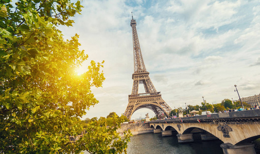 巴黎，埃菲尔铁塔在日出