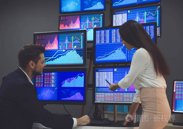 在办公室工作的股票交易员