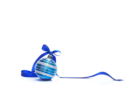 蓝色圣诞球用丝带弓孤立在白色的背景