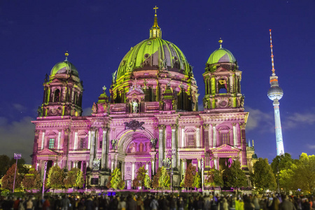 柏林大教堂在日落期间被照亮