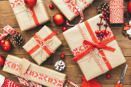 圣诞礼品盒和装饰木背景。圣诞快乐, 新年概念