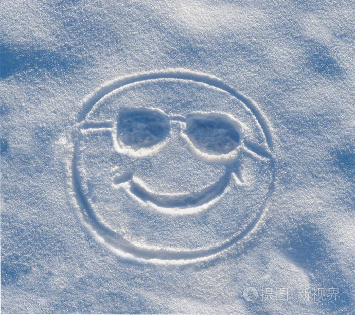 在雪地上画的笑脸