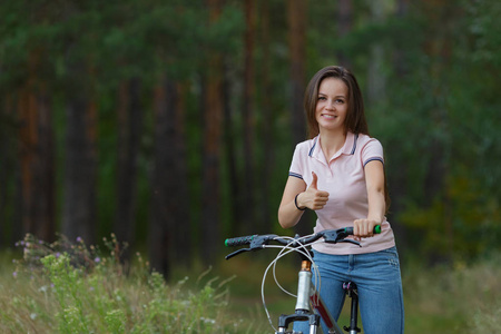 在森林骑自行车的少妇