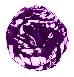 孤立在白色背景上的淡紫色丝绸围巾