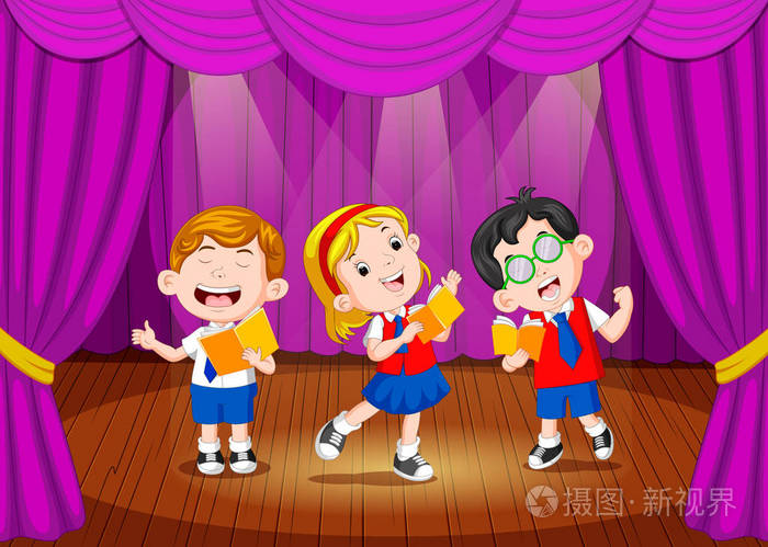 学生在舞台上唱歌