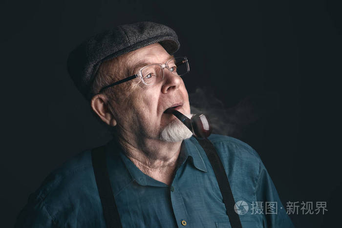 抽烟斗的男人