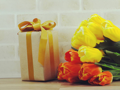 包装复古礼品盒配金带弓和郁金香人造花花束