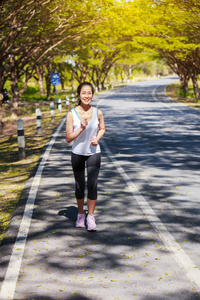 在公园跑步健身女人