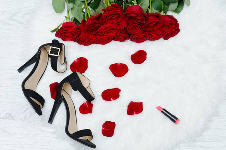 白色毛皮上的红玫瑰, 黑色的鞋, 口红和玫瑰花瓣