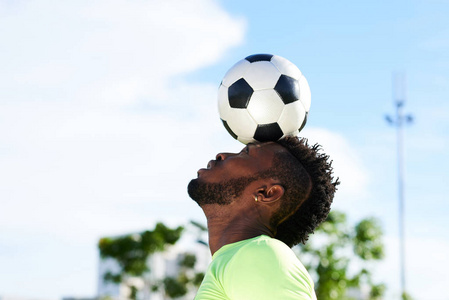 非洲足球运动员头部平衡球