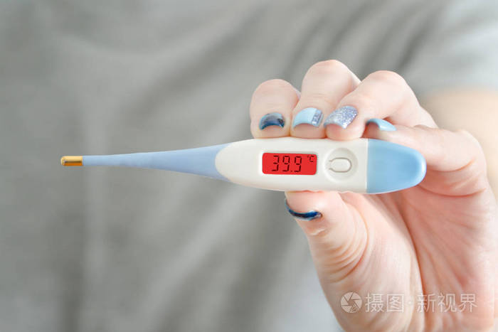 女性手上的电子温度计.体温升高