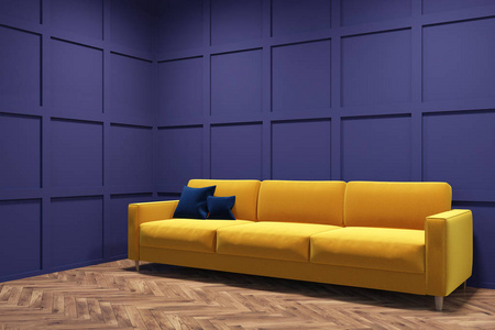 黄色沙发在紫色的房间角落里