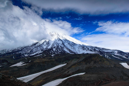 山地景观 在阳光明媚的日子 Koryaksky 火山活动的看法。KoryakskyAvachinsky 集团火山, 堪察加半