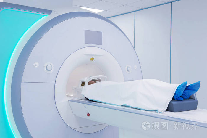 女性患者在医院进行 mri 磁共振成像.医疗设备和医疗保健