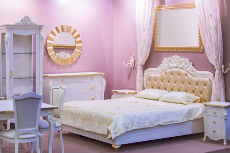 豪华的白色和粉红色的卧室, 古色古香的风格和丰富的装饰。豪华公寓的经典风格卧室内饰