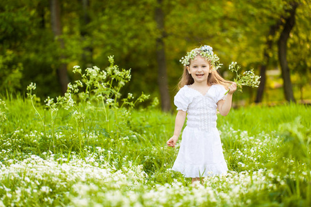 小女孩在一个白色的花朵田野