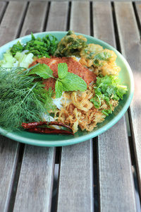 泰国面条 Kanom 吉安 在一个绿色的盘子里