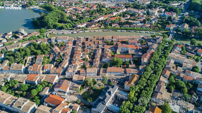 照片 建筑 castelnaudary 住宅区的空中俯视房屋屋顶, 街道和运河从