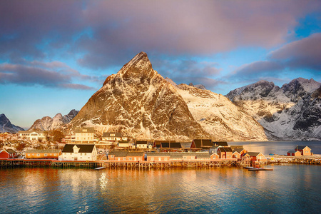 挪威罗弗敦群岛风景如画的渔村美丽的冬季景观