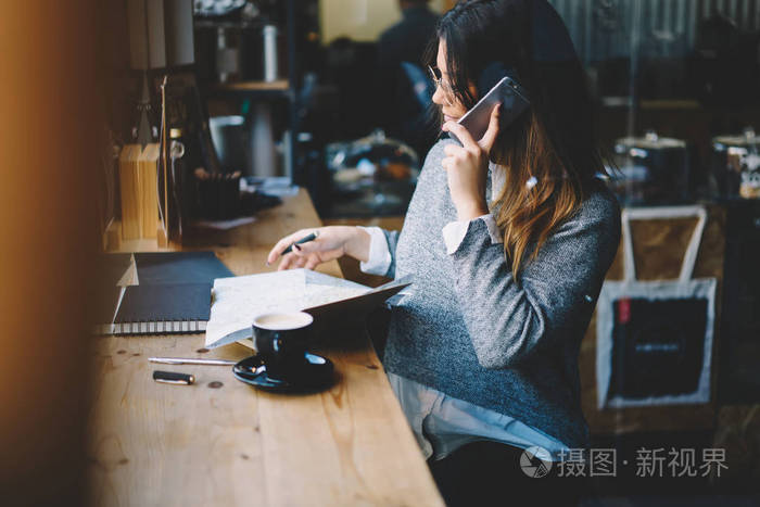 忙碌的年轻女性企业家在光学眼镜谈手机设备