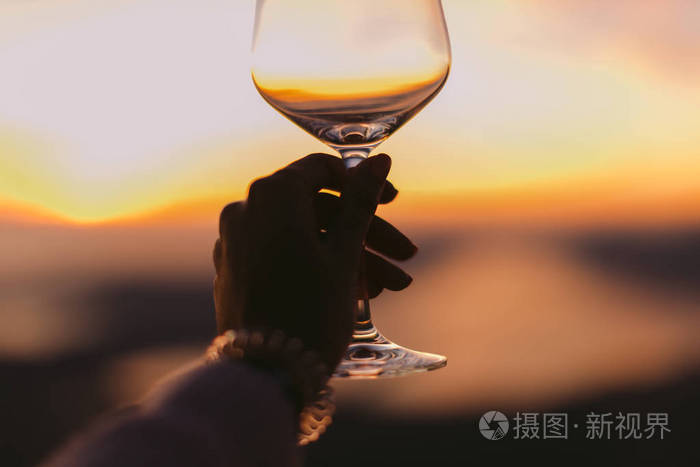 妇女拿着一杯白葡萄酒照片-正版0