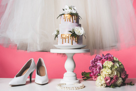 双鞋, 婚礼花束和白色礼服被隔离粉红色