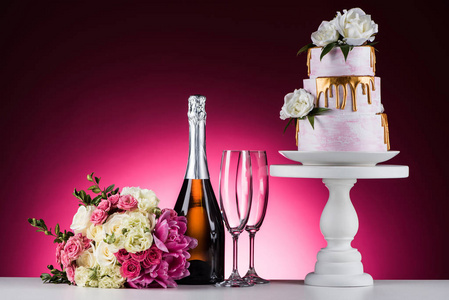 婚礼花束, 香槟与眼镜和蛋糕站在粉红色