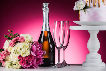 婚礼花束, 香槟和蛋糕在粉红色的立场上
