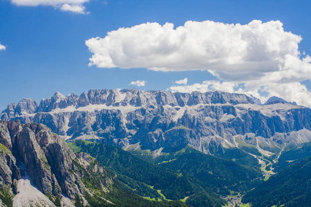 从 Seceda, 意大利阿尔卑斯在夏天风景巴迪亚山看法