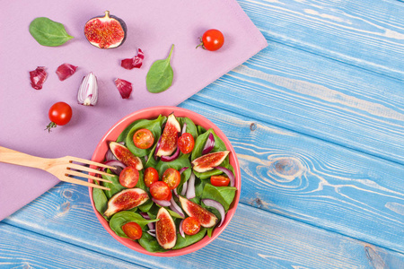 水果和蔬菜沙拉配木叉，健康营养的概念