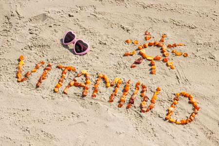 太阳镜, 题词维生素 D 和太阳形状在沙滩上的沙子, 夏天时间和健康的生活方式概念