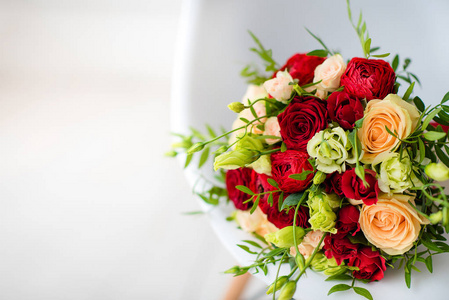 红玫瑰新娘花束, 红色缎带