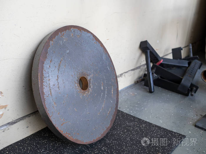 生锈的45磅重量坐在健身房