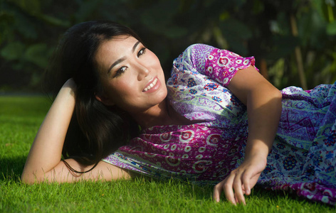 年轻美丽和快乐亚洲华人20s 妇女躺在放松