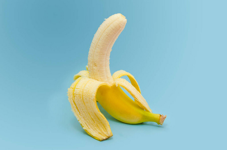 蓝色背景下的一只黄色香蕉