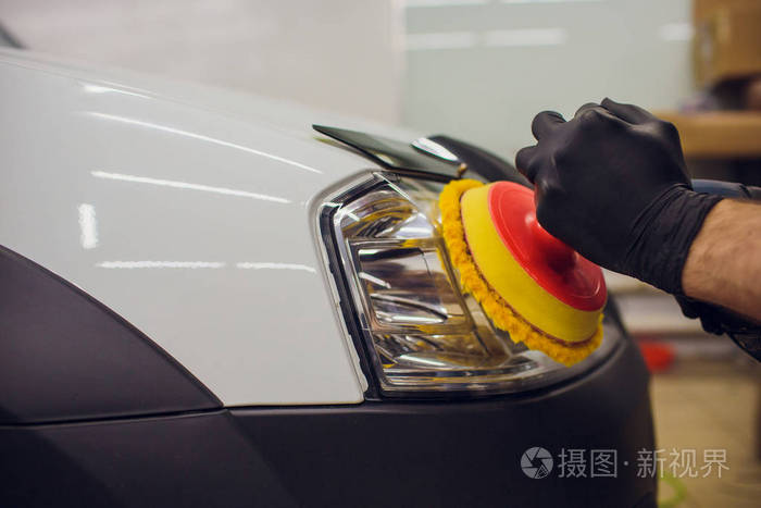 汽车机械抛光抛光汽车车灯详细说明-人与轨道抛光机在汽车修理店.