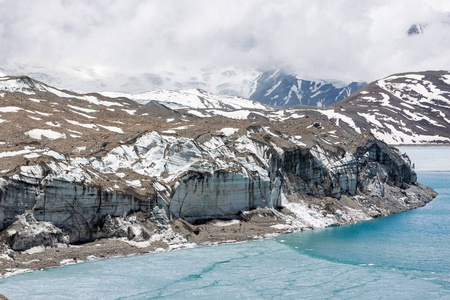 冰川进入喜马拉雅山 Tilicho 湖, 尼泊尔山脉冰川融化进入高地