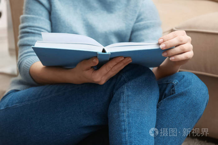 年轻女子在家里读书照片-正版商用图片0uhagj-摄图新视界