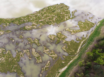 沼泽和田野与洪水的鸟瞰图。罗马尼亚