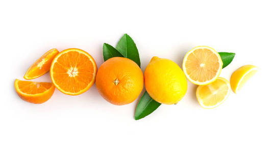 鲜橙和柠檬在白色的顶部视图