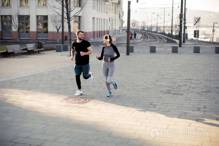 年轻夫妇早上跑步是个好习惯照片-正版商用图片0uhfbo
