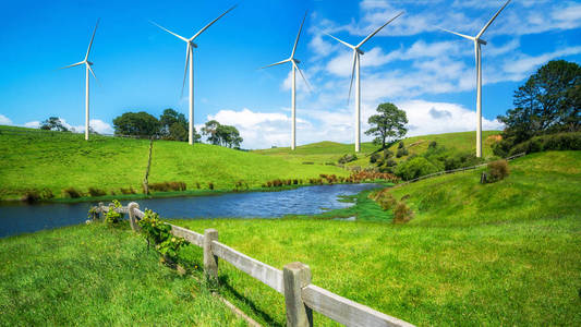 绿色草地上的风力涡轮机农场