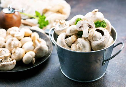 一堆生 champignons 在盘子里煮饭