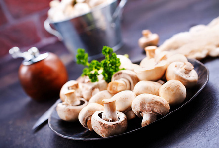 一堆生 champignons 在盘子里煮饭